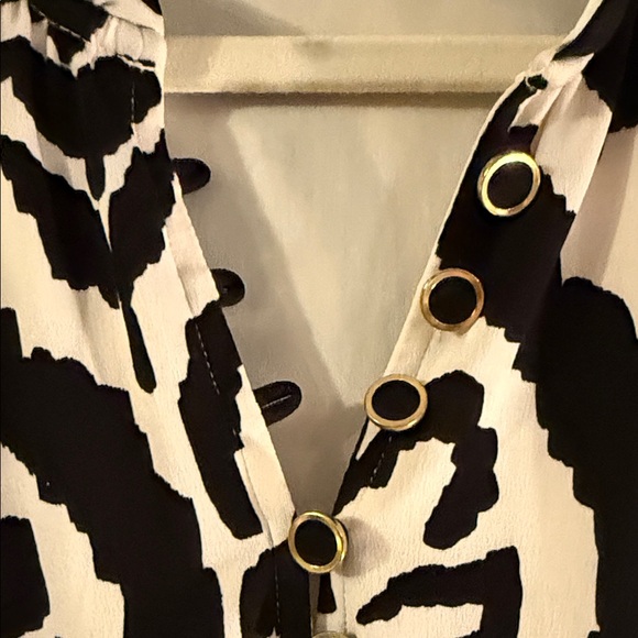 White House Black Market Black and White Sleeveless Blouse - Picture 3 of 6